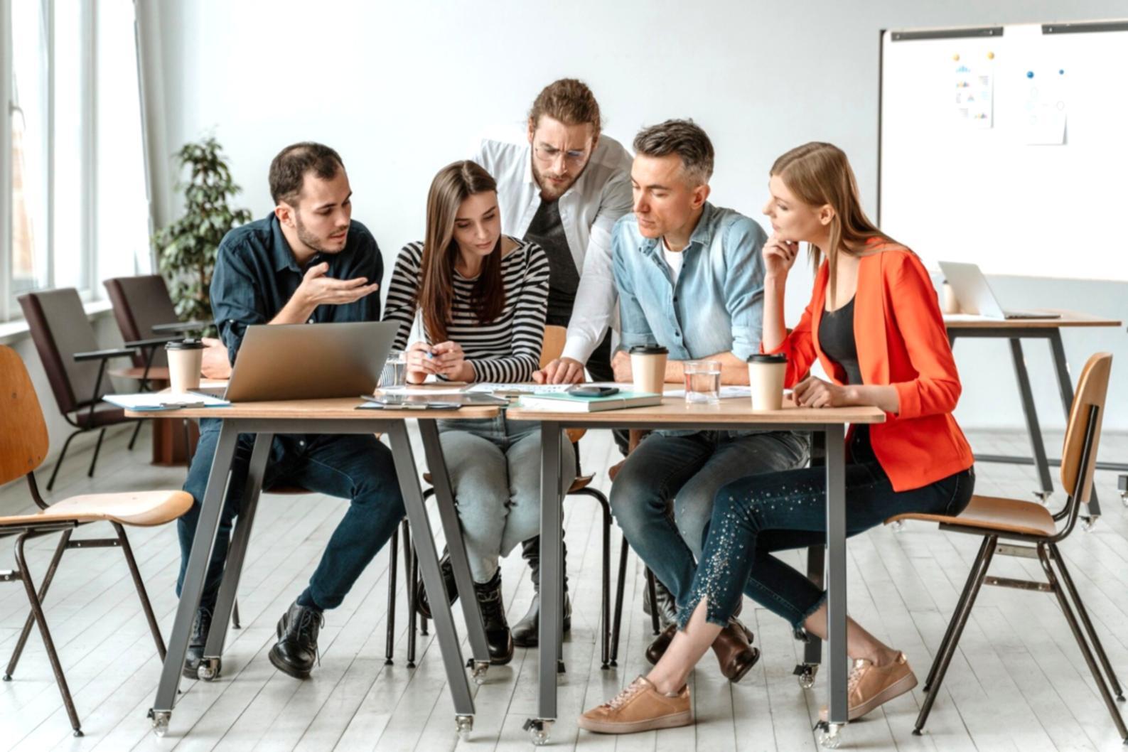 Forschungsteam bei der Datenanalyse und Strategieentwicklung